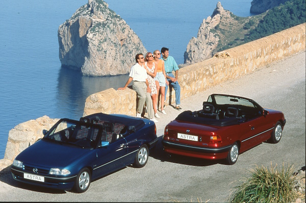 AutoMotoriNet's tweet photo. Opel Astra Cabrio: il cielo con un dito... https://t.co/ZhrFUWpaGc