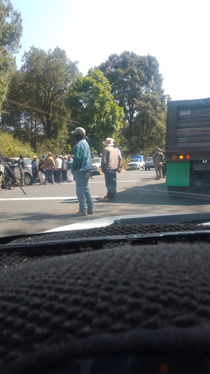 edgarbako's tweet photo. El gobernador  @ARBedolla asegura que hay gobernabilidad en Michoacán y agradece a Adán Augusto su intervención,hoy un grupo de sujetos armados se manifiestan en Paracho 

¡Ah! pero @TorresPinna anda en campaña, así las cosas en el mundo real.

📸: Lino Gochi https://t.co/ciRVO46gmB