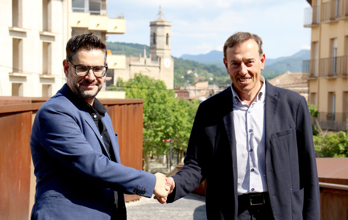 #JuntsperOlot | 🔊 Acord de govern amb <a href="/ERCOlot/">Esquerra Republicana Olot</a> per a l’#Olot dels proper 4 anys.

📍 Per un govern fort, cohesionat i estable que ens permeti encarar les transformacions i millores que requereixi la ciutat. 

🔎juntsxcatolot.cat/acord-de-gover…

#AjuntamentOlot #PepBergaAlcalde