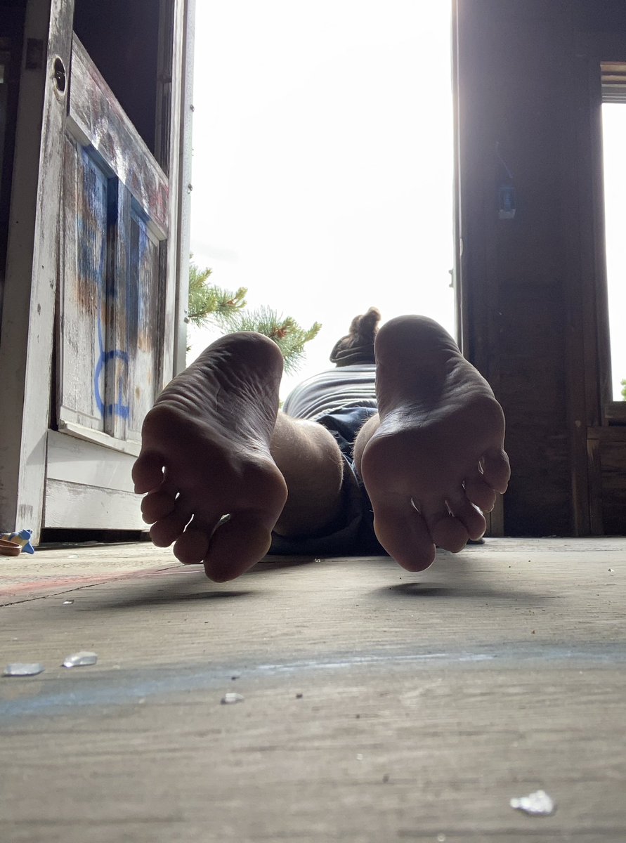 I think this is the last picture from this particular photo shoot ( god that makes me sound so professional, as it!)
#malefeet #barefoot #malefootfetish #feet #urbanexploring