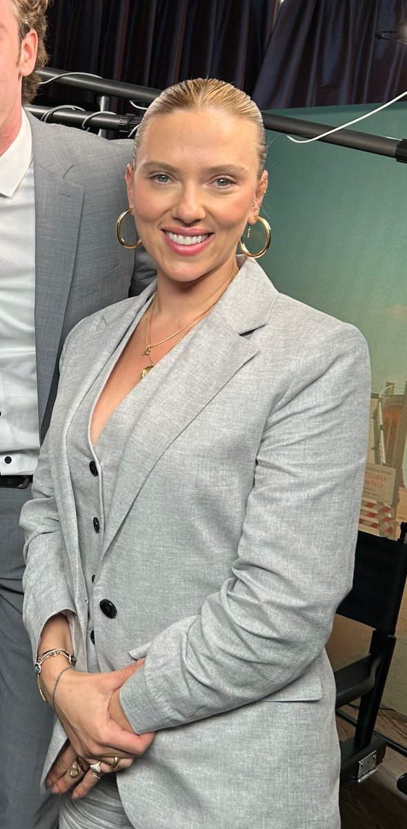 Scarlett in a suit ❤️