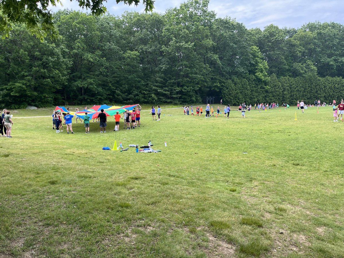 MrsCartersPE's tweet photo. 16 stations of field day fun!!!  Thank you to all the volunteers!   Couldn’t do it without you🎉@JeffersonLabs https://t.co/DNWvuAtDeC