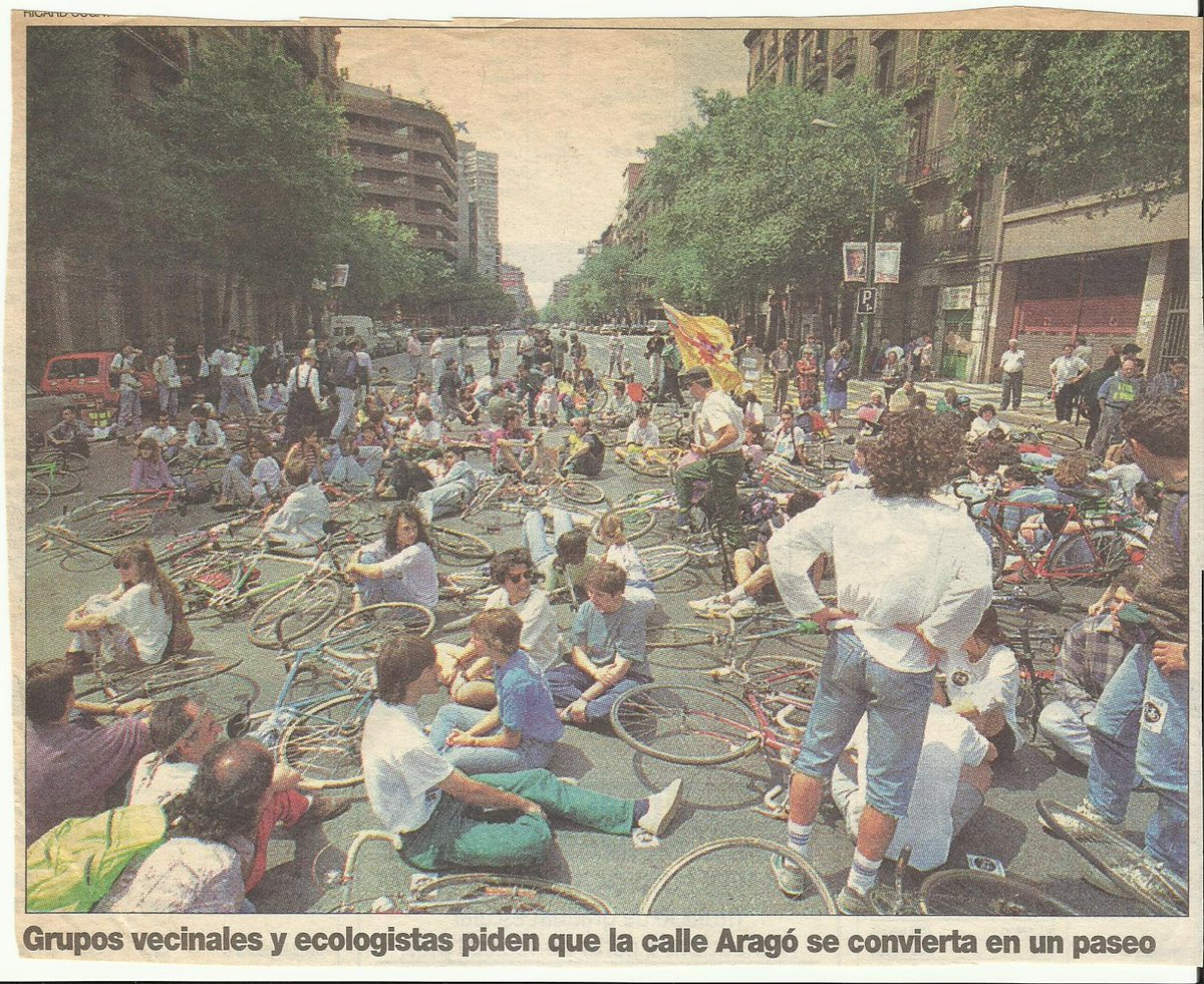 #tornalabici ✊ Reivindicació veïnal als anys 90 per pacificar el carrer Aragó de #Barcelona, 30 anys més tard continuem amb la mateixa reivindicació!

📢 Aragó, respira! D'autopista a espai de vida. #AragóRespira #prouautopistesurbanes