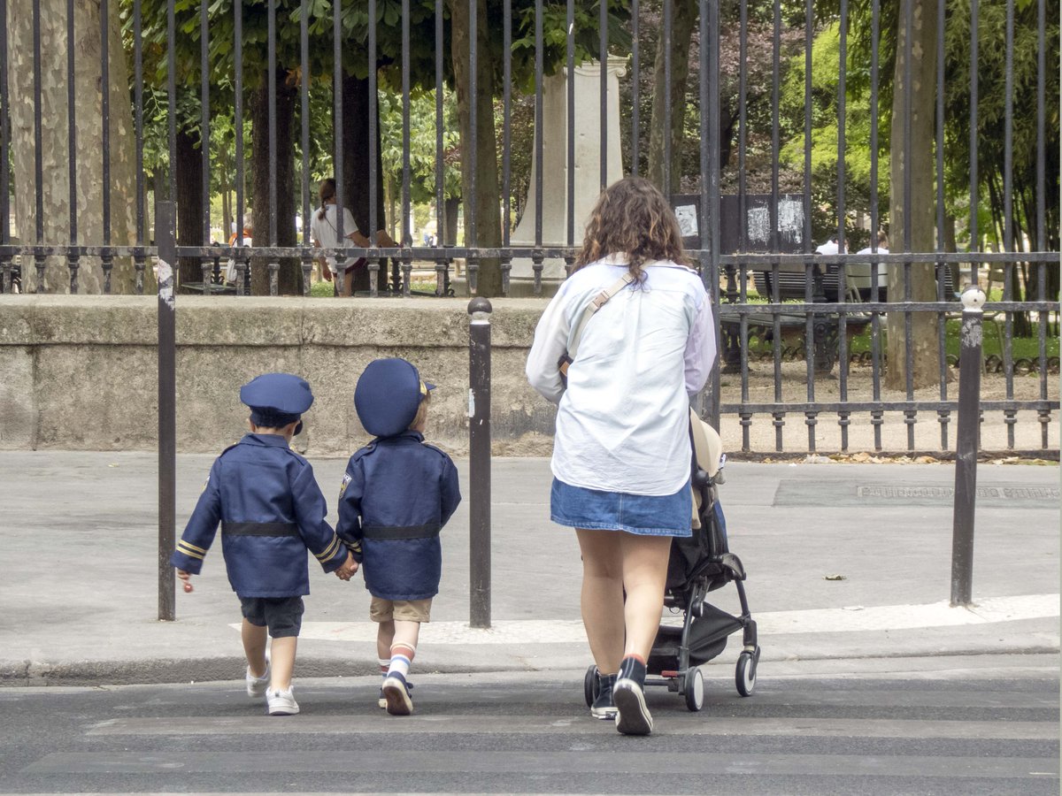 A mother walks with her kids to the #LuxembourgGarden.
