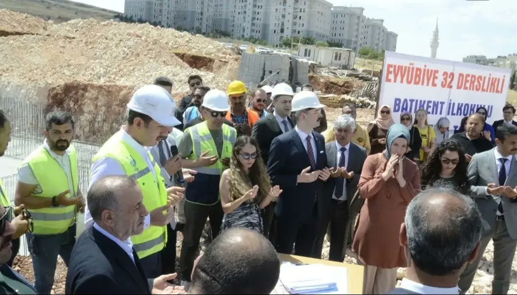EyyubiyeMem63's tweet photo. Geleceği Birlikte İnşa Ediyoruz, Eğitimle Güçleniyoruz! 

Şanlıurfa Valisi Salih Ayhan, Vali Yardımcısı Ahmet Fatih Sungur, Eyyübiye Kaymakam V. Yakup Kılınçoğlu ve İl Millî Eğitim Müdürü Fevzi Kurt, 32 Derslikli  Batıkent İlkokulu'nun temel atma törenine katıldı. https://t.co/RwnUcD8hUG