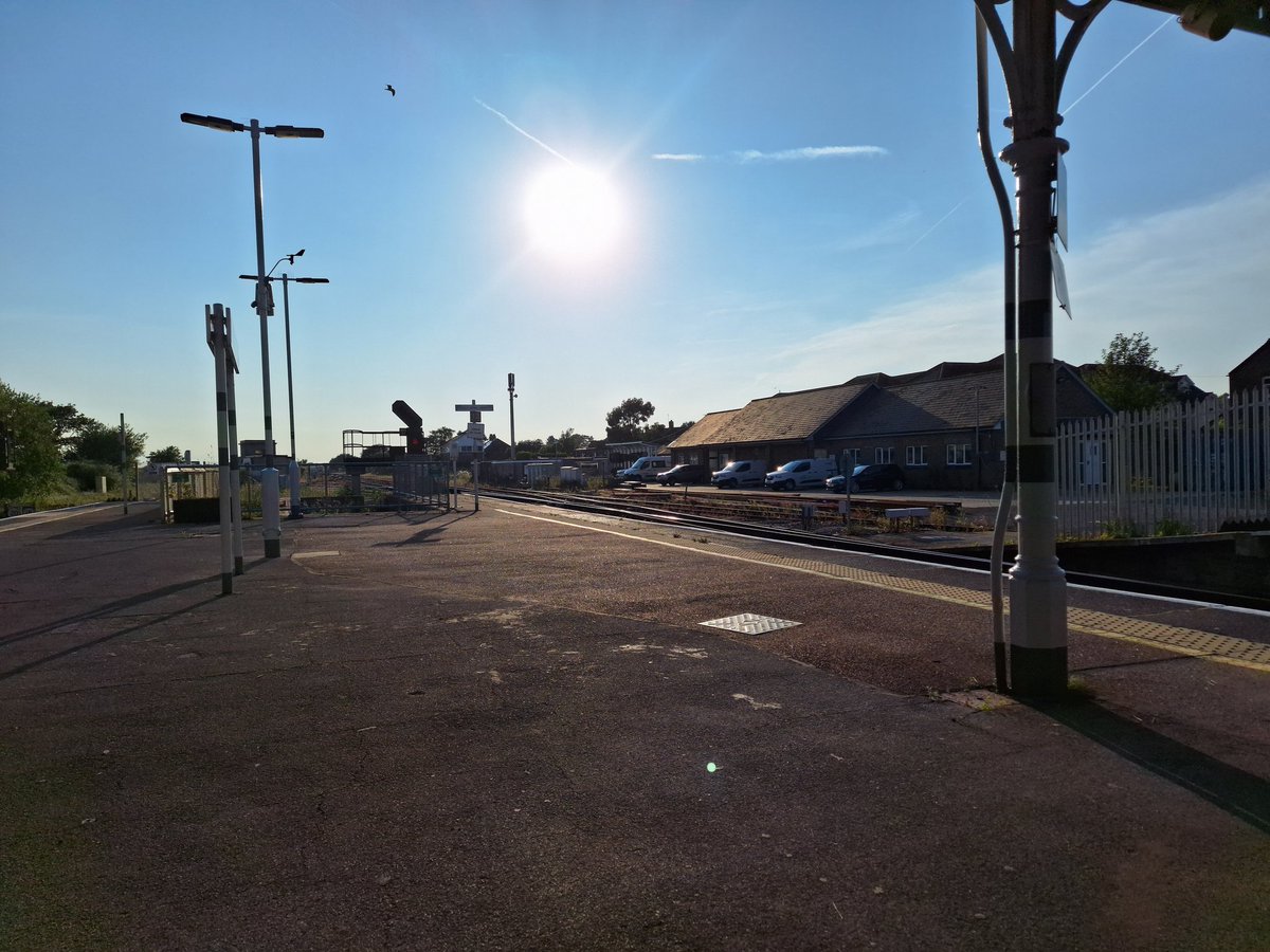 Enjoying the sunshine, while I wait to take 1N28 to Southampton. #railwayfamily #trainlife #railway #railwaystation #travel #railways #sunshine #sunny #sunnyday #barnham #Southampton