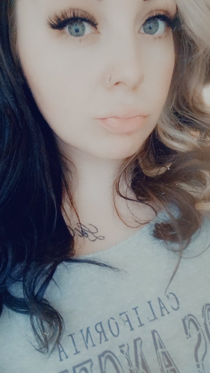 _cielIe_'s tweet photo. dentist office is busy and hearing conversations I didn't ask for 😬 #girlthatsoundssus #thatnothiscousin https://t.co/yWBUp1V9dc