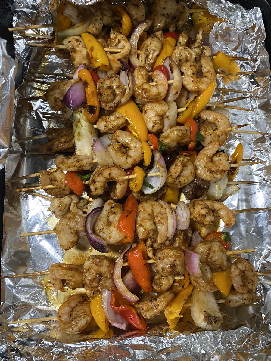 Yall I grilled some chicken & shrimp shish kebabs 😩 they was good assf