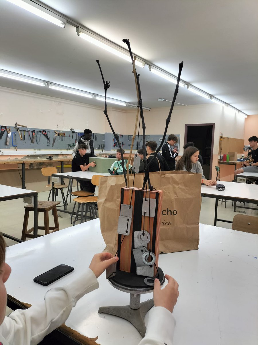 EpiaOlot's tweet photo. ART SONOR! 
L'alumnat de 3r d'ESO ha estat treballant amb el concepte d'art sonor dins l'assignatura de #ProjecteArtístic. Ha creat escultures sonores que necessiten la manipulació del públic per adquirir tot el seu sentit. https://t.co/VCggEnF9Bk
