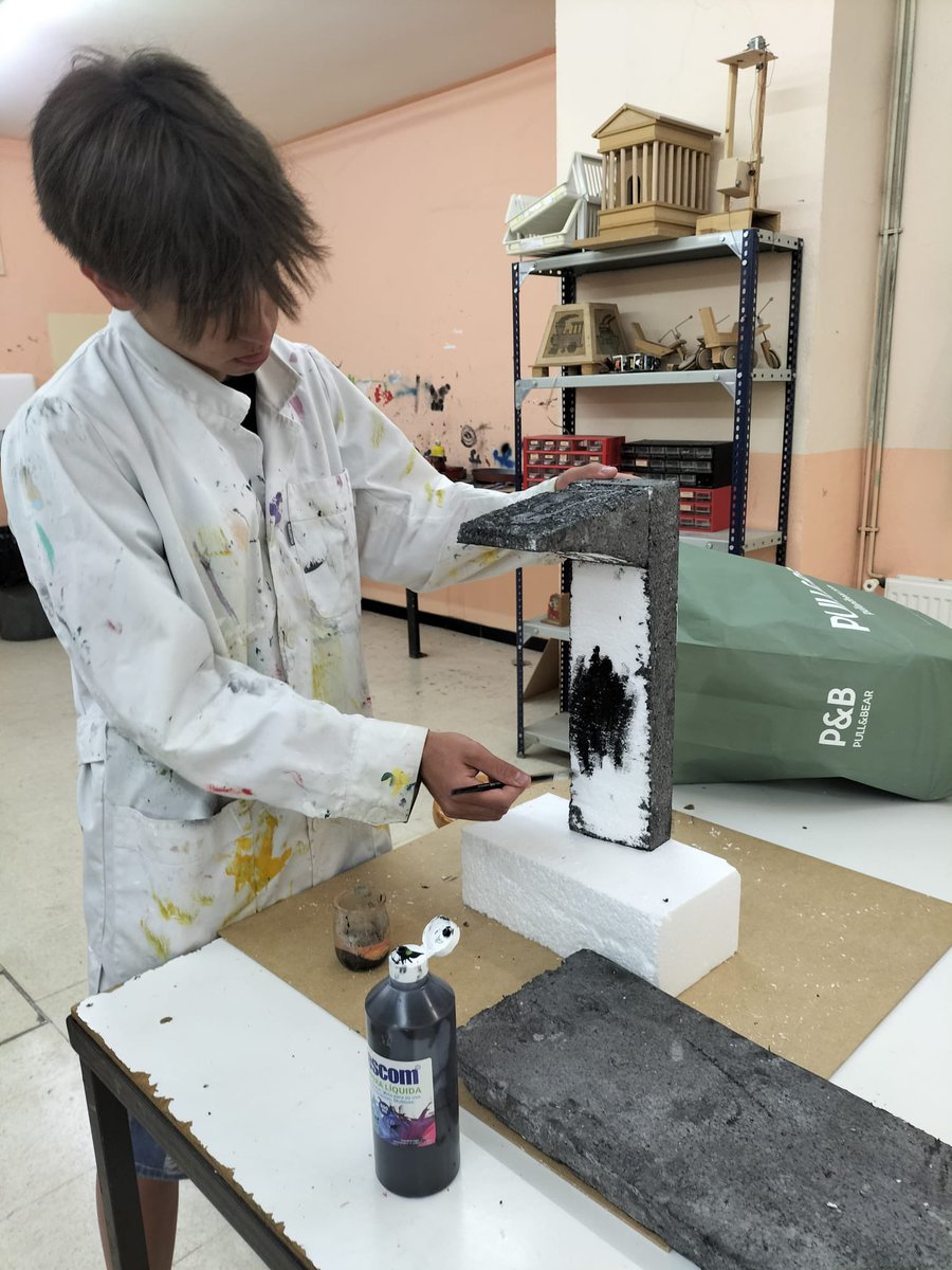 EpiaOlot's tweet photo. Es podrà veure a la Mediateca durant tota la setmana, amb visites acompanyades per part del professorat. Un bon final de curs! #artsonor #músicaalaeso #sinèrgies https://t.co/DrNNW5cqzO