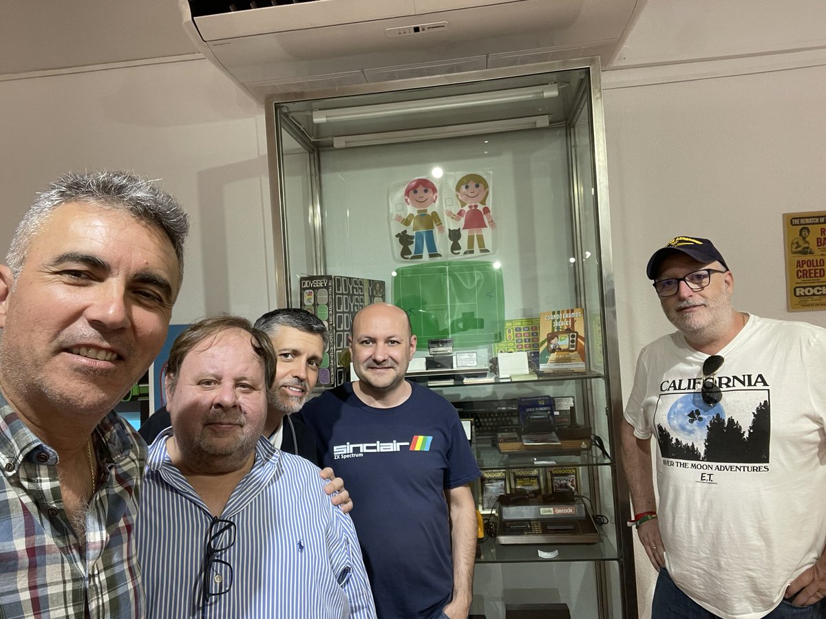 4enYslaMac's tweet photo. ⌚️ESTÁS A TIEMPO⌚️
Los #naufragos de @4enYslaMac hemos pasado una gran tarde en la exposición #friki surgida del libro #cuandoeramoszagales
Gracias a #albertolopez y a #alejandrolendinez por hacernos disfrutar TANTO
Tenéis hasta el jueves 15 en la Biblioteca Publica de Jaén https://t.co/cHVDvtqpRE