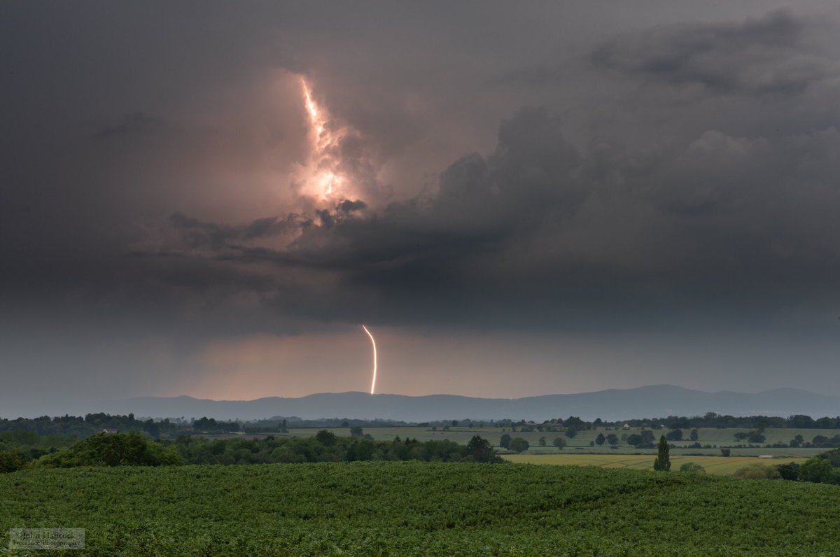 I’ve waited for four years to get this shot, the obsession has just grown exponentially! #malvernhills #lightning #worcestershire #WorcestershireHour