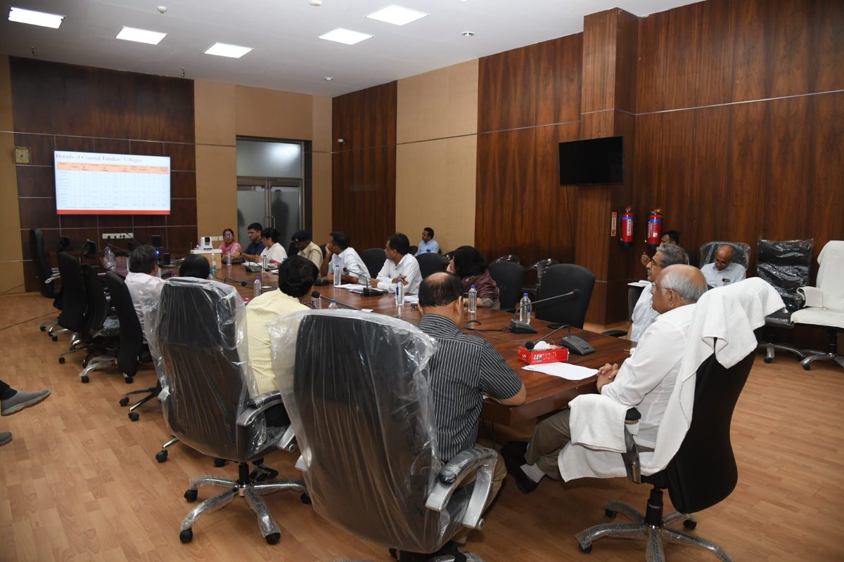 Flash:

#Gujarat Chief Minister #BhupendraPatel held a high level meeting with the State Chief Secretary and other senior Secretaries/Officials today at the State Emergency Operation Center in #Gandhinagar following the impact of possible #Biparjoy Cyclone.…