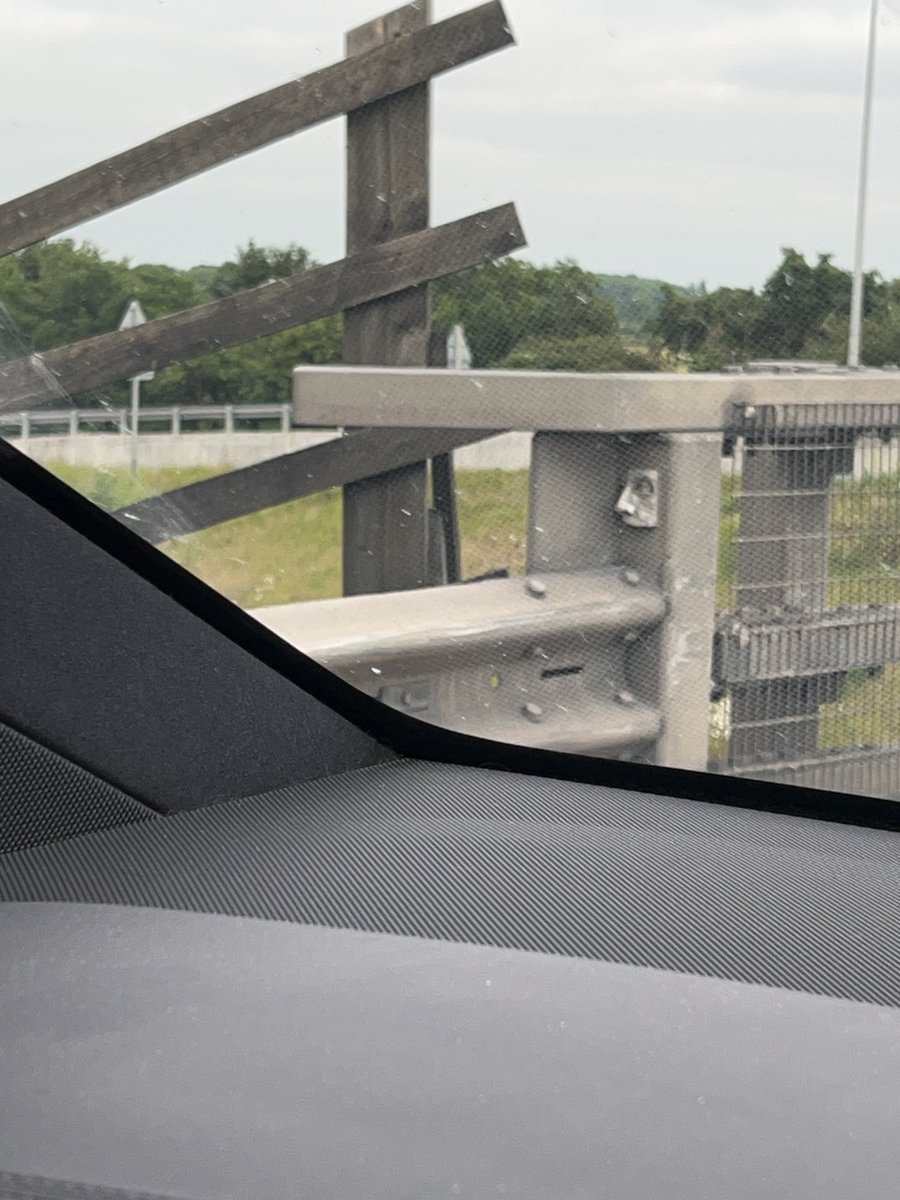 scoopz's tweet photo. Anybody else spotted the mysterious face on the @ShitChester Posthouse roundabout towards @wrexham? I first spotted it in March, quite nicely camouflaged. Anybody know more? Graffiti? Art? Treasure hunt? @chestertweetsuk #chester #sculpture https://t.co/pTXPlTbGZI