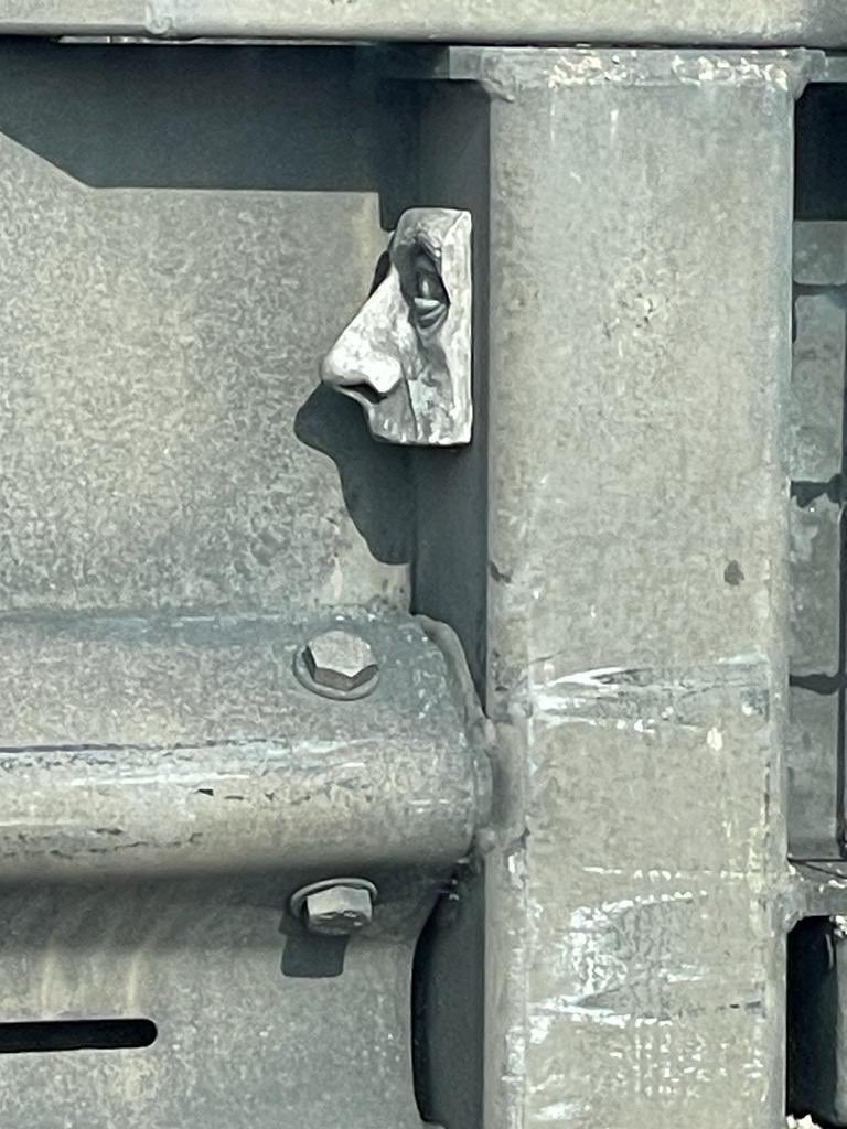 scoopz's tweet photo. Anybody else spotted the mysterious face on the @ShitChester Posthouse roundabout towards @wrexham? I first spotted it in March, quite nicely camouflaged. Anybody know more? Graffiti? Art? Treasure hunt? @chestertweetsuk #chester #sculpture https://t.co/pTXPlTbGZI