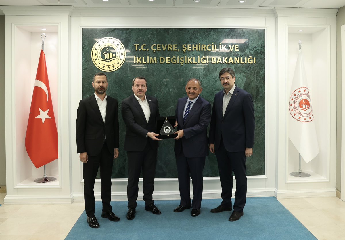 _aliyalcin_'s tweet photo. Çevre, Şehircilik ve İklim Değişikliği Bakanı olarak atanan Sn. Mehmet Özhaseki'yi Memur-Sen Genel Başkan Yardımcılarımız Levent Uslu ve Soner Can Tufanoğlu beylerle birlikte ziyaret ederek yeni görevinde başarılar diledik.

Ziyaretimizde bayındır, çevre; belediye ve özel idare çalışanlarımızın yeni döneme yönelik beklentilerini, taleplerini ve sorunlarını ilettik.

@mehmetozhaseki | @csbgovtr 
@Leventusl | @sonertufanoglu