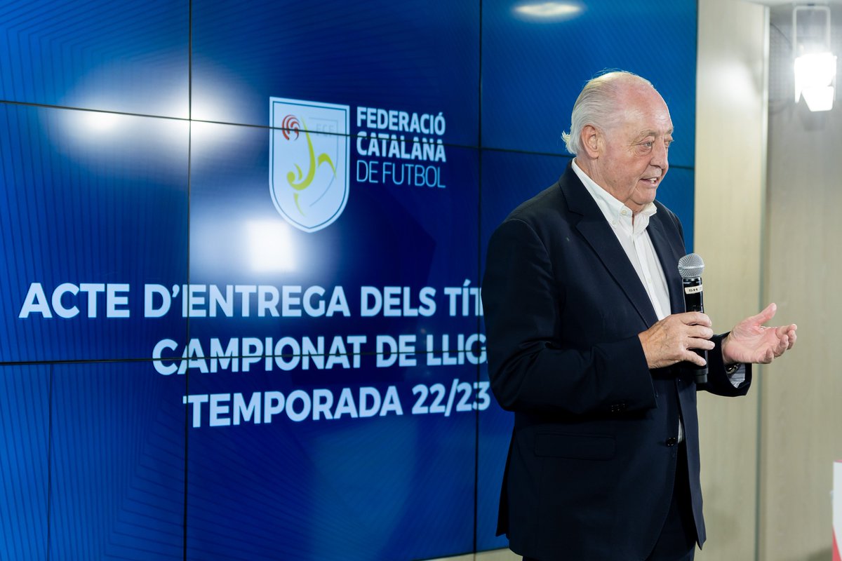 🤝 Joan Soteras lliura els 🏆𝐓𝐈́𝐓𝐎𝐋𝐒 𝐃𝐄 𝐂𝐀𝐌𝐏𝐈𝐎𝐍𝐒🏆 al @CEEuropa i l'@EFGava ⚽️

𝑈𝑛𝑎 𝑡𝑒𝑚𝑝𝑜𝑟𝑎𝑑𝑎 🔝
⚪️🔵 #3RFEF5
🔵🟡 #LNJ7 

🥳 𝐸𝑁𝐻𝑂𝑅𝐴𝐵𝑂𝑁𝐴❗️🥳

📝📸📽️: fcf.cat/noticia/joan-s…

#futbolcat #futbolformatiu