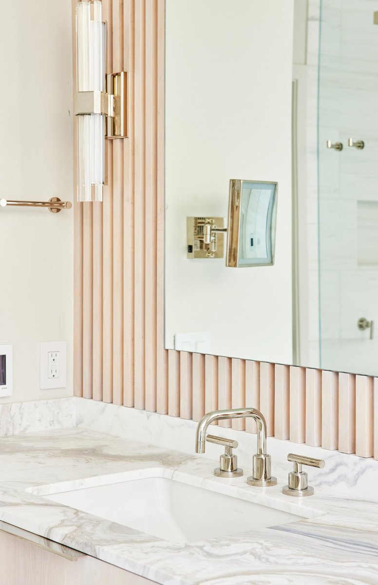 theodellgrp's tweet image. Step inside the world of natural detail at #ODGxGardenRoad. The client wanted texture and interest and that's exactly what this custom stained maple wood wall adds!

📷: @juliadags20 #WestonCT #WestportContractor #TheODellGroup  #LivingMadeBetter