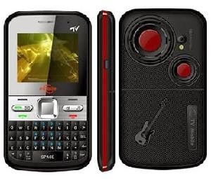 🚨 Há 11 anos, o celular Celular Q5, mais conhecido como Celular Guitarrinha, se tornava febre no Brasil.

O aparelho revolucionou o mercado pelo seu preço baixo, aceitar até 4 chips, servir para assistir TV e usar o MSN! Já tiveram um desse?