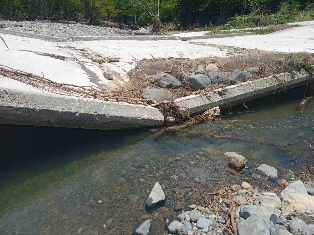 JLBrocheLorenzo's tweet photo. En el Consejo Popular #Victorino la fuerza de las aguas impactaron en dos puentes del vial de acceso a la comunidad. 
Aquí están las evidencias. Representantes de @MitransCuba y @CubaMicons evalúan los daños para proponer posibles soluciones. 
#Cuba #FuerzaCuba
#GranmaSeRecupera https://t.co/2zBlinZQkd