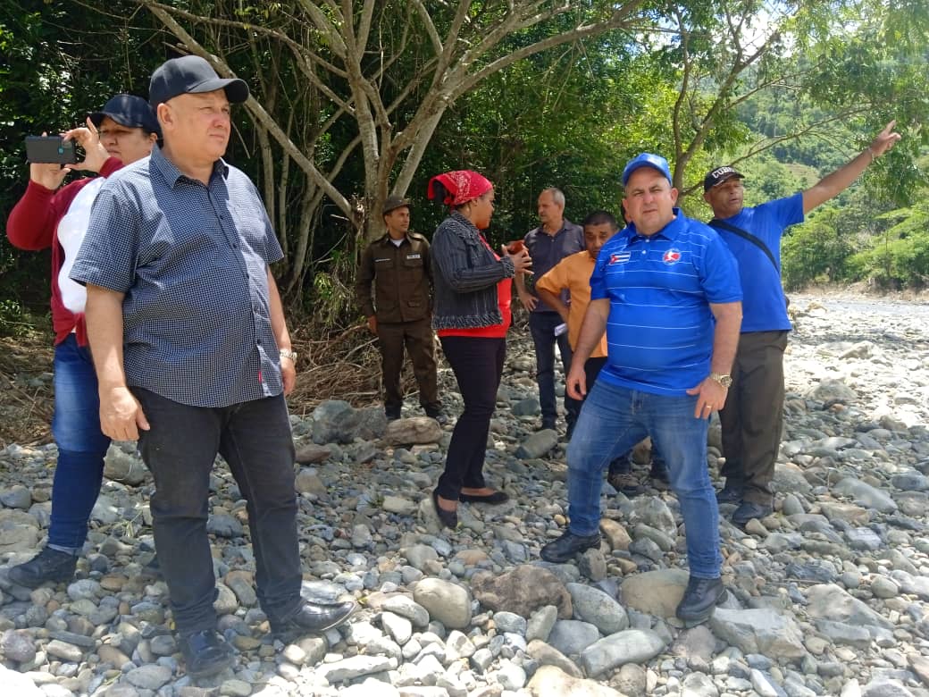 JLBrocheLorenzo's tweet photo. En el Consejo Popular #Victorino la fuerza de las aguas impactaron en dos puentes del vial de acceso a la comunidad. 
Aquí están las evidencias. Representantes de @MitransCuba y @CubaMicons evalúan los daños para proponer posibles soluciones. 
#Cuba #FuerzaCuba
#GranmaSeRecupera https://t.co/2zBlinZQkd