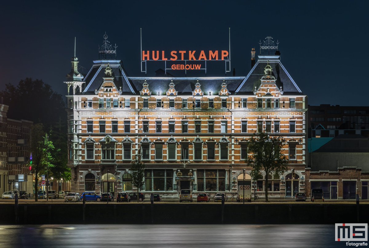 Het Hulstkamp Gebouw in Rotterdam by Night 

#night #nightphotography #architecture #fotograaf #photographer #hulstkamp #gebouw #Rotterdam 

Meer op: ms-fotografie.nl