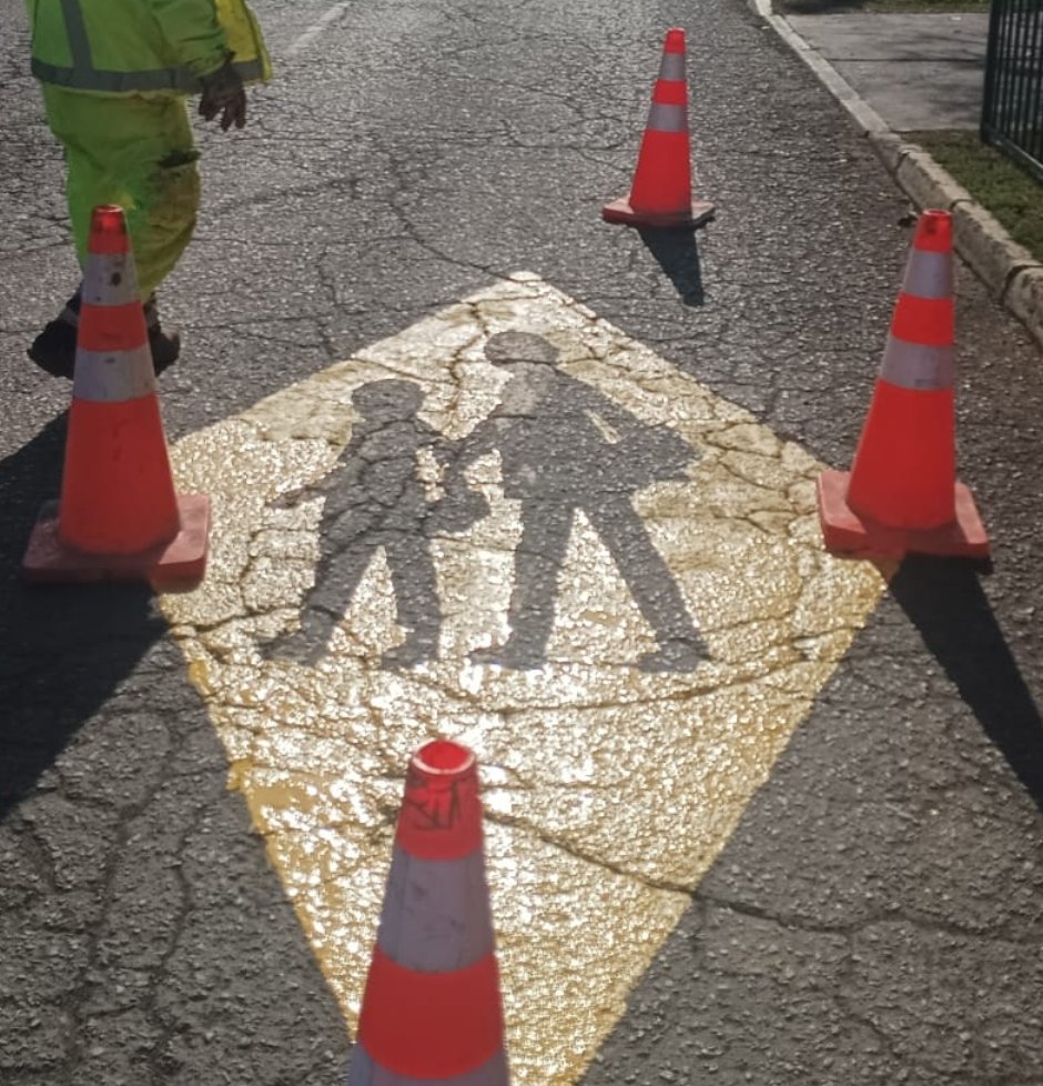 Muni_LaCisterna's tweet photo. Por medio de la Dirección de Tránsito y Transporte Público, seguimos  avanzando en materia  de seguridad vial en #LaCisterna con demarcación entre  las calles Pedro Aguirre Cerda y Brisas del Maipo. @conaset @Carabdechile @MTTStgo @MTTChile https://t.co/EzbOoeMMQz