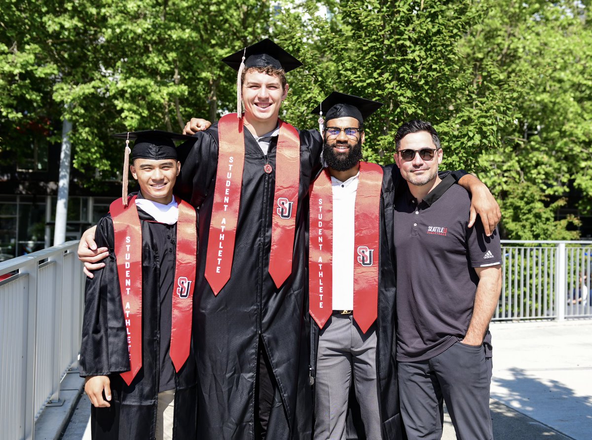Our 2023 graduates! 🎓🏀

#TogetherWeSoar #RedhawksForLife