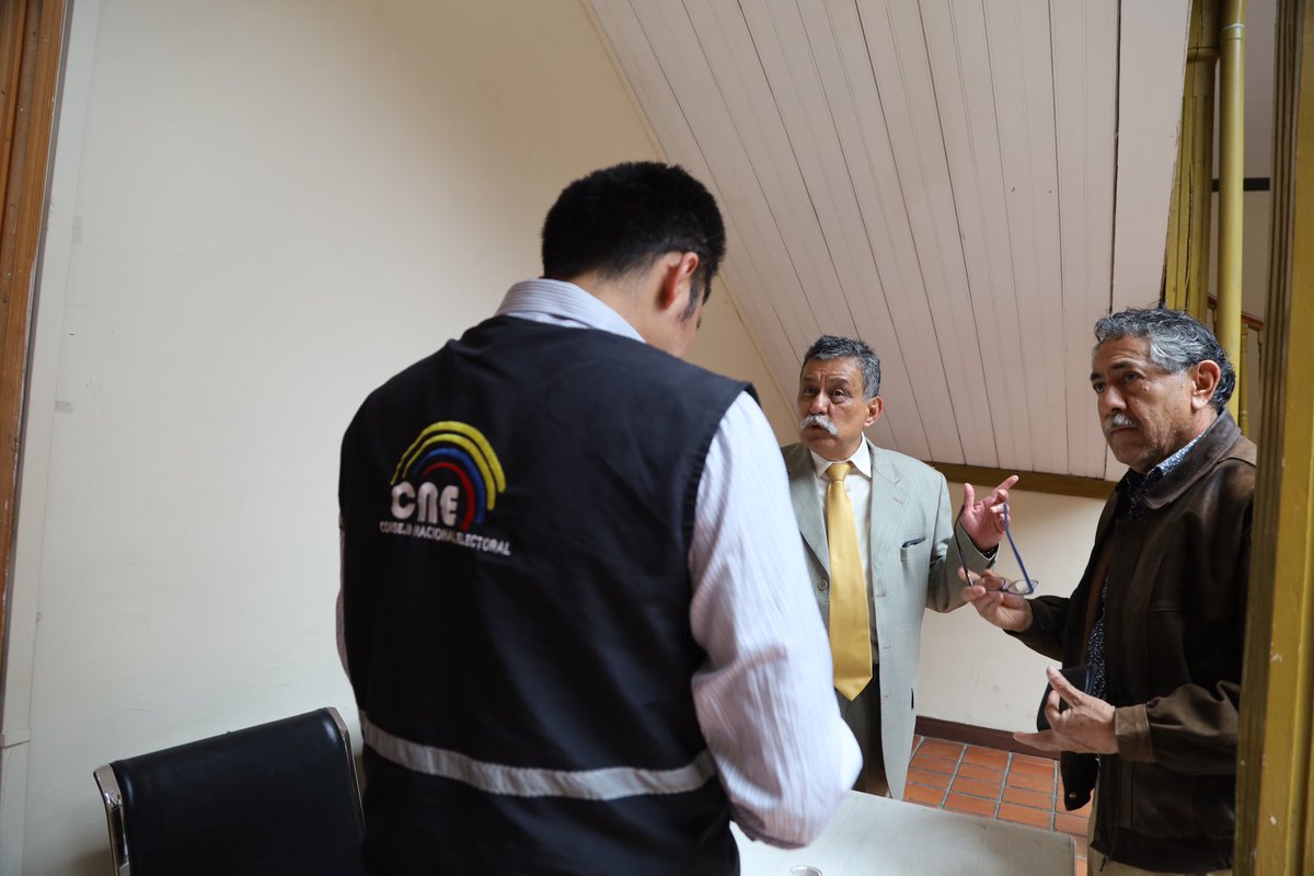CNELoja's tweet photo. #CNEInforma | Receptamos la firma de aceptación de precandidaturas a Asambleístas por la Provincia de Loja de las organizaciones políticas que aspiran participar en las #EleccionesAnticipadas2023Ec 🗳️. https://t.co/jjweMno6pR