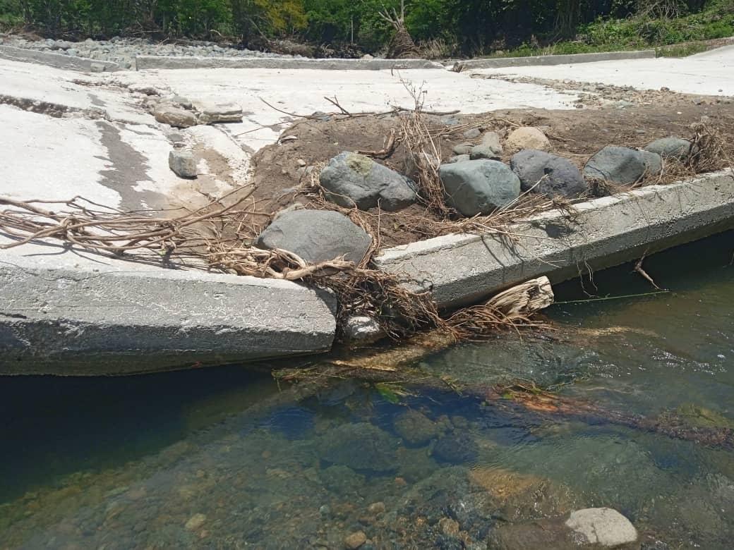 Mientras trabajan los constructores e ingenieros en la rehabilitación de puentes y caminos, buscamos vías alternativas para trasladar alimentos a las asentamientos aislados, así lo constatamos en comunidades del municipio Guisa, uno de los más afectados en #Granma.
#FuerzaCuba