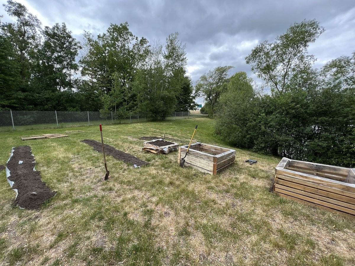 T0672HR's tweet photo. Just finished building our community garden in partnership with the Midland Mall! We built planter boxes and created rows. Tomatoes, peppers, squash, watermelons and more! Can’t wait to see all that comes out of this! #Volunteering #G195GivesBack #WorkSomewhereYouLove https://t.co/rzFQ4a5pqn