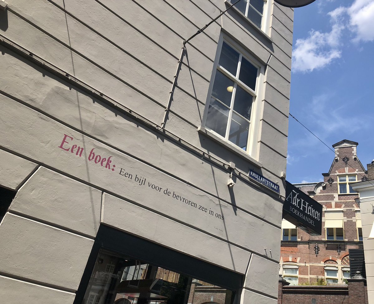 SomersKarin's tweet photo. Vandaag redactievergadering voor @NBDBiblion_  in Den Bosch. Afscheid van twee fijne collega’s. En onderweg gezelschap van toepasselijke woordkunst 📚✏️ https://t.co/i03krVV6Go