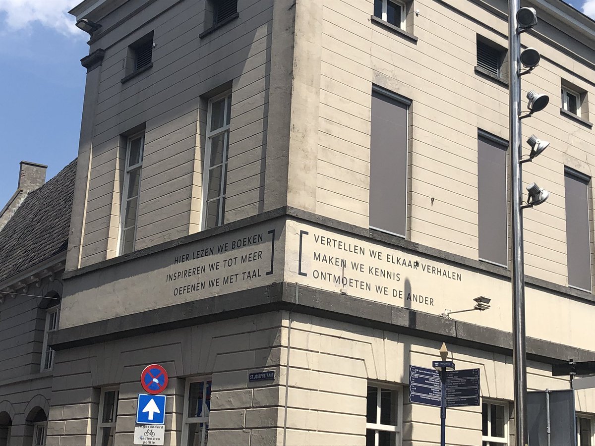 SomersKarin's tweet photo. Vandaag redactievergadering voor @NBDBiblion_  in Den Bosch. Afscheid van twee fijne collega’s. En onderweg gezelschap van toepasselijke woordkunst 📚✏️ https://t.co/i03krVV6Go