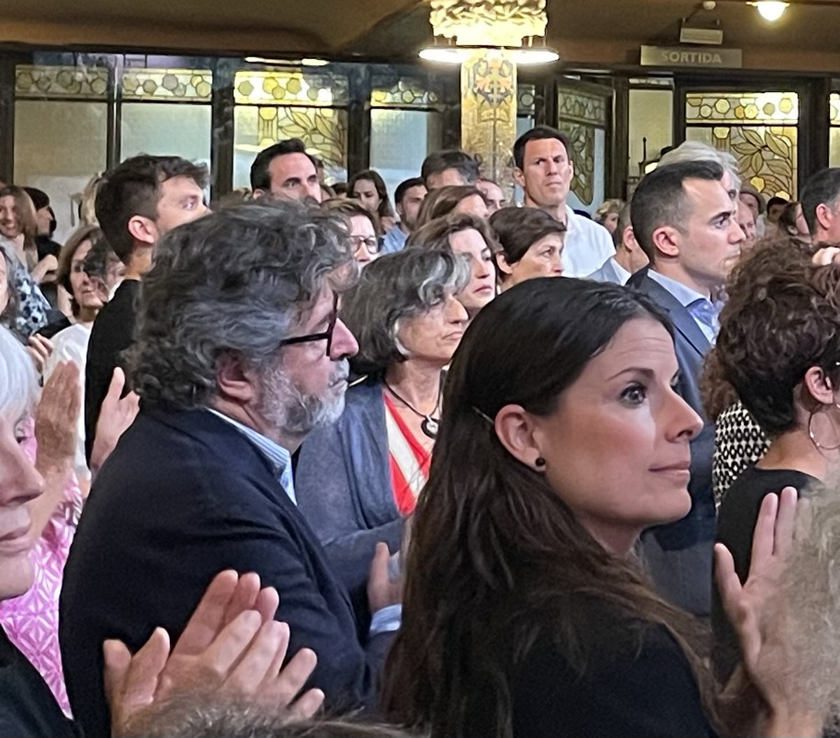 📸La presidenta del Parlament @Anna_Erra, la portaveu del grup parlamentari @mncsls i els diputats @ftenc i @CastellaToni assisteixen al lliurament del 55è #PremidHonor de les Lletres Catalanes d’@omnium a Josep Piera, activista incansable de la llengua i la literatura catalanes.