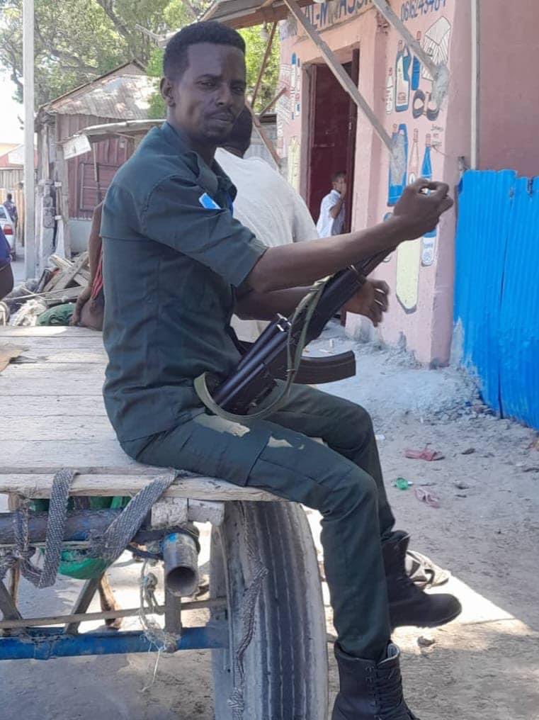 Kani waa askari ka tirsan dawlada, waxa uu saaran yahy gaari dameer oo uu xaafadiisa ku aadayaa kadib markay dawladu ku dhawaaqday inaysan ciidanku raaci ka rayn bajaaj,haday raacana ay dawladu ganaaxi doonto bajaajtaas 

Waxaad moodaa in alshabaab ugaarsigedi loo fuday diyey?