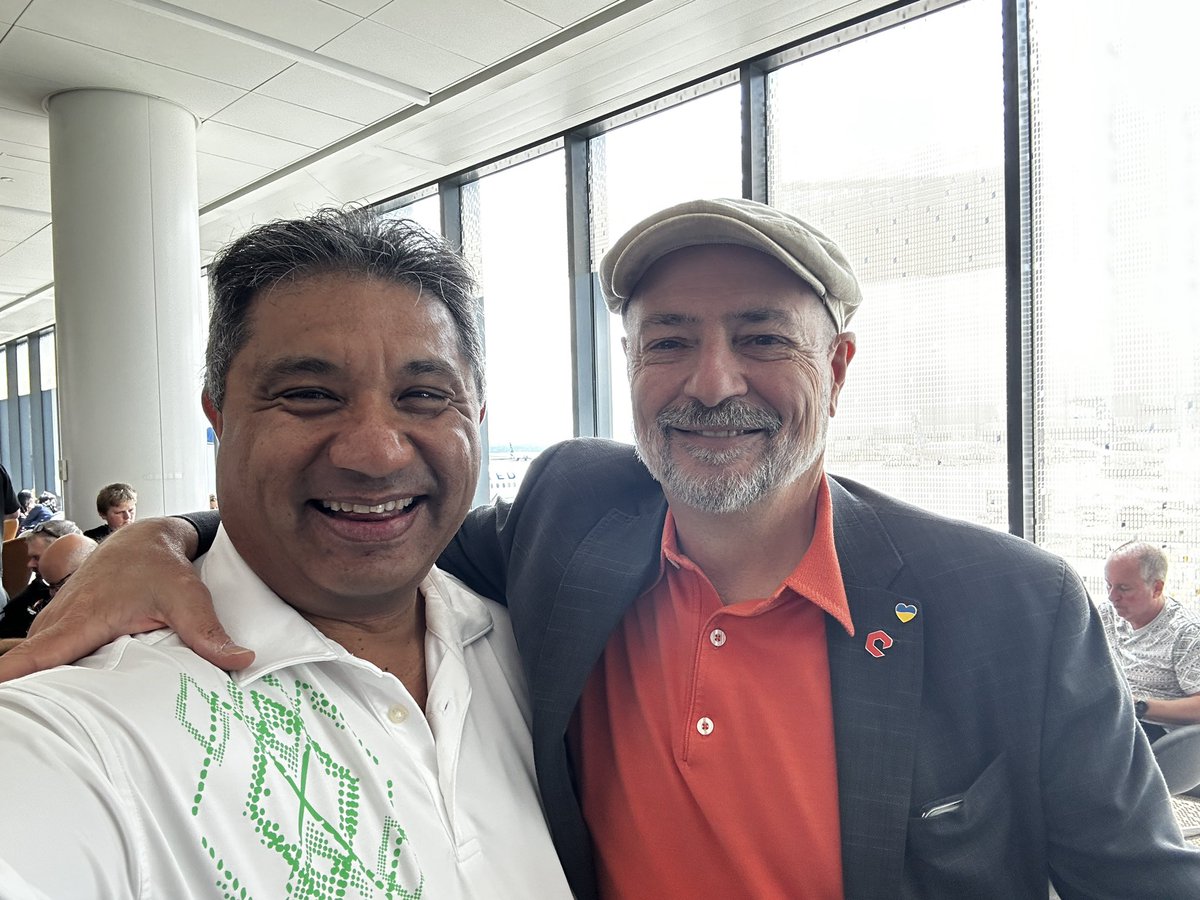 zkerravala's tweet image. Hey, hey! Look who I ran into at SFO! CEO of @PureStorage and tech guru Charlie Giancarlo! Long time, no see, my friend! @Pure_Giancarlo #flashstorage #storage