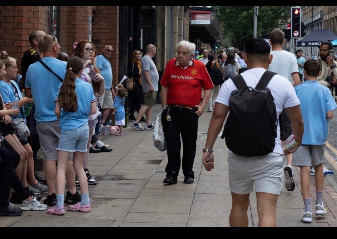 DieHardUtdFans's tweet photo. Whoever he is, if he doesn’t have a season ticket already, he can have my ticket for any game he wants next season.  

Find out and let me know please. Absolute legend.🇾🇪 https://t.co/tdE3NWdh8Z