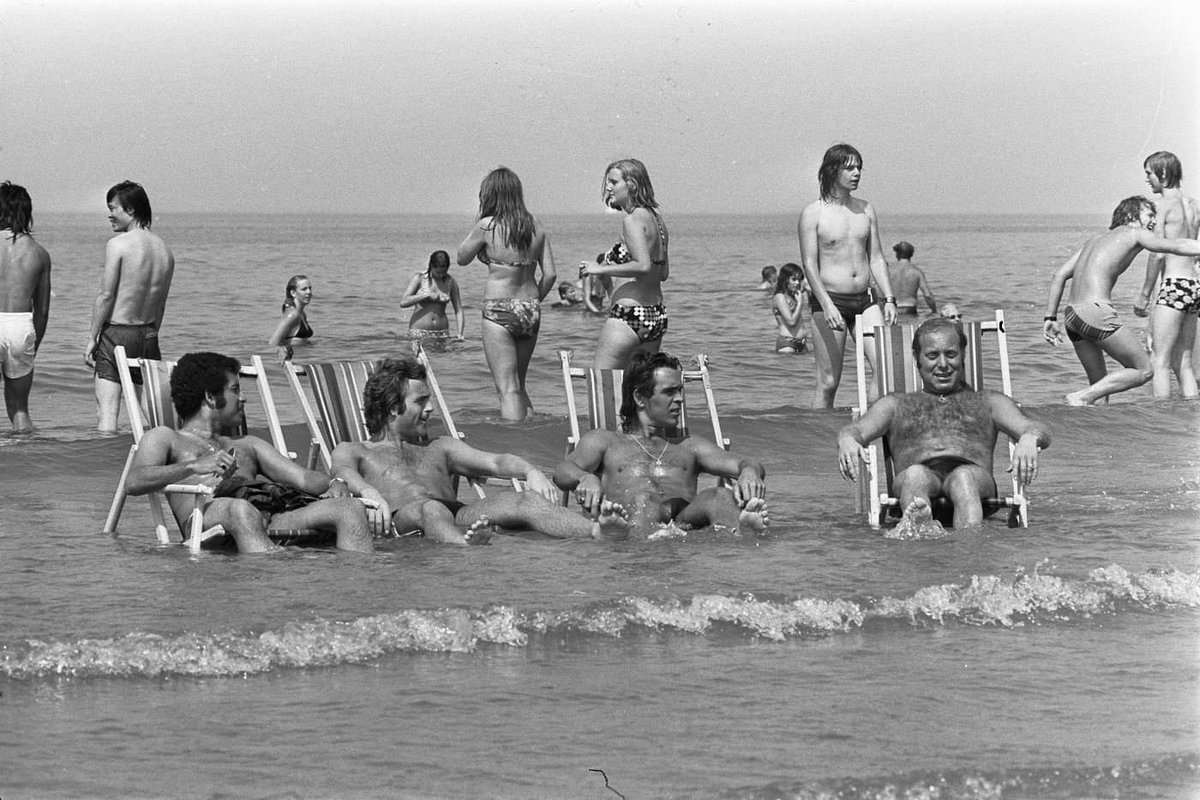 Hittegolf in Scheveningen.Mensen liggen ter verkoeling in een ligstoel in zee, 7 Augustus 1975.een van de langste hittegolf in ons land. temperaturen tussen 30 en 40.Fotograaf Anefo.Nationaal Archief