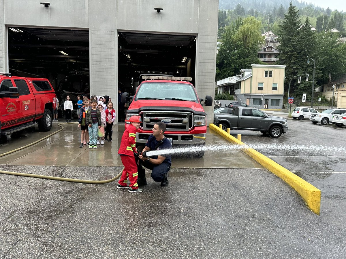 Trail Firefighters tweet media