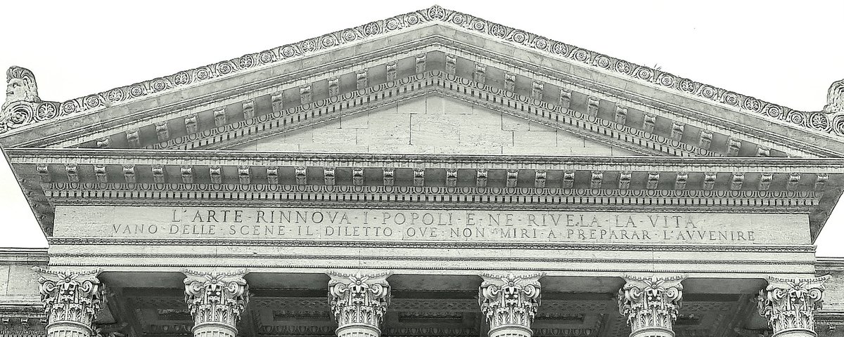 L'Arte rinnova i popoli e ne rivela la vita': el arte renueva los pueblos, y en ellos revela la vida. Teatro Massimo.