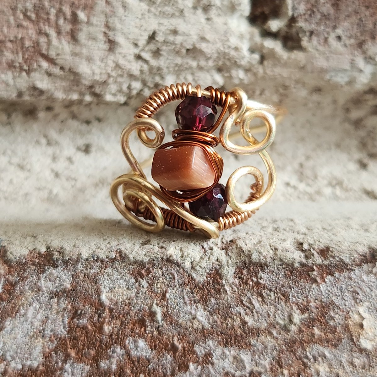MoonNBack_etsy's tweet photo. ⭐NEW⭐
Wire Wrapped Garnet &amp; Cat Eye Chip Ring! Now in the shop! 
https://t.co/OnUiXbUm5b

#shopsmall #handmadejewelry #wirewrappedjewelry #handmade https://t.co/Xh0XmehUVn