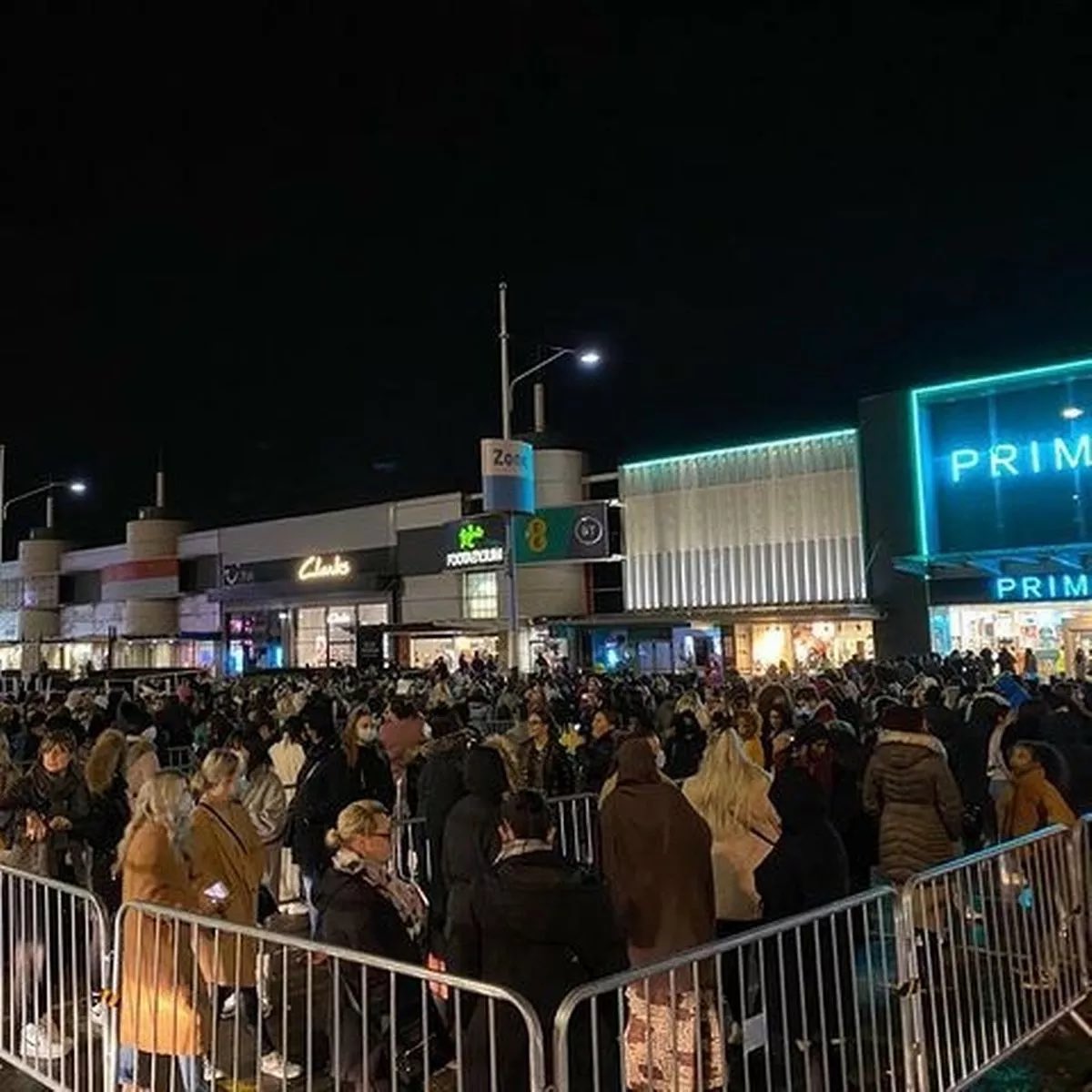 LfcShaunjudge's tweet photo. Man City's treble winning victory parade vs Primark opening... https://t.co/X36Kl5EZ7J