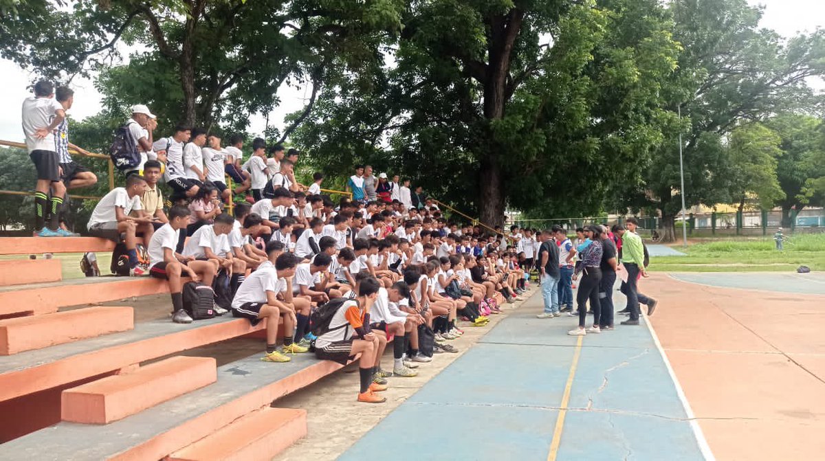 Quiero felicitar a nuestro Director de Deporte Municipal Ramón Hernández por recibir en nuestras recuperadas instalaciones del Parque San Carlos al equipo de 3ra división de Fútbol Profesional. Seguimos apoyando a todos los deportistas sin distinción ni exclusión.