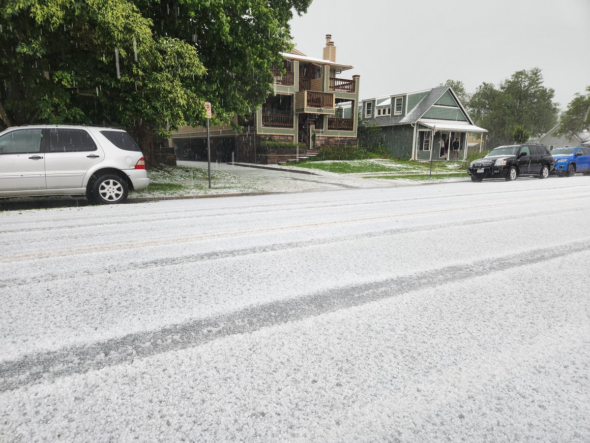 @NWSBoulder Hail now accumulating to depth of 1-2 inches in downtown Boulder. Largest stones estimated sightly greater than 1 inch diameter but very large volume of smaller stones up to half inch. #COwx