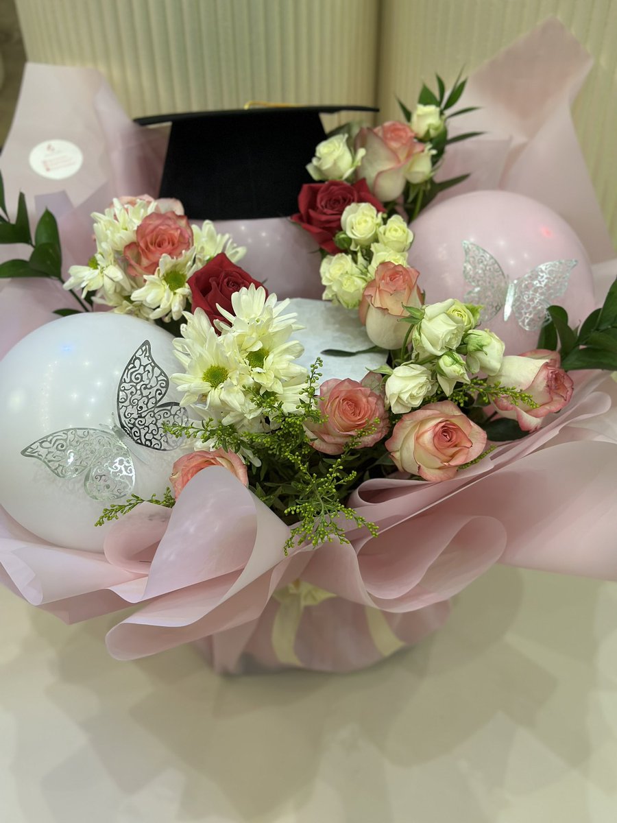 6branches's tweet image. المتخرج 🧑‍🎓يرفع يده يمكن توصل له باقة مثل هذي 💐من عندنا 🎁