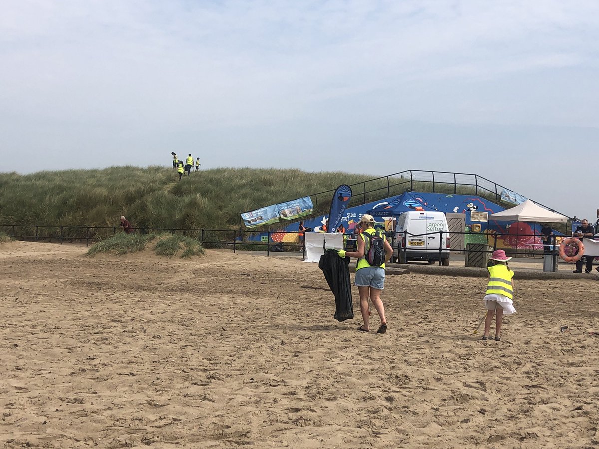 Yesterday 53 adults & 21 juniors removed rubbish people left on Crosby beach and dunes. Team effort @WaterlooWombles  @CrosbyWombles @JigsawFitness Thank you all who helped and all of you who do solo clean-ups 👏.  
@KeepBritainTidy @GreenSefton_ @CrosbyBubble @LOVEmyBEACH_NW