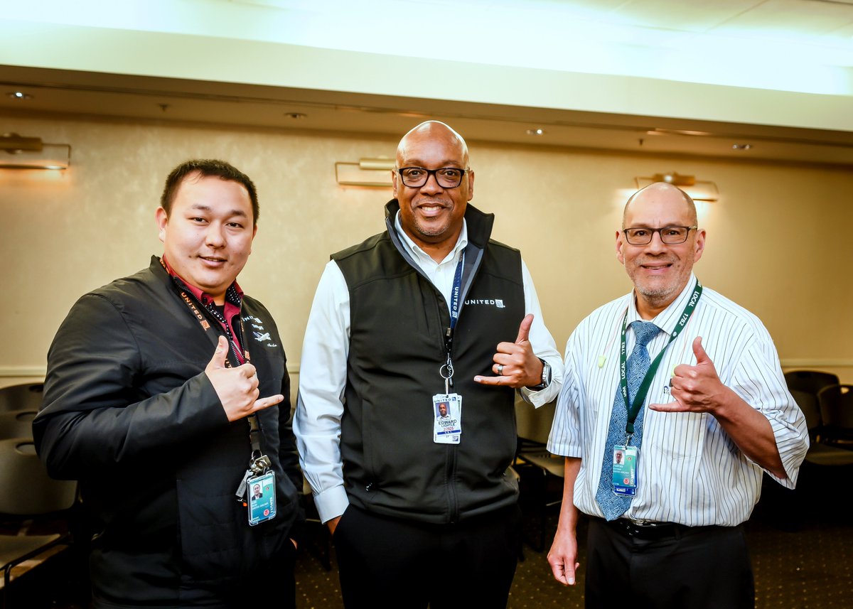 @Auggiie69 @EdwardLightle @annie54c Big welcome to SFO's new Customer Service Director Ed Lightle. First day and he's out and about meeting his new team. #sfowheregoodleadstheway #beingunited