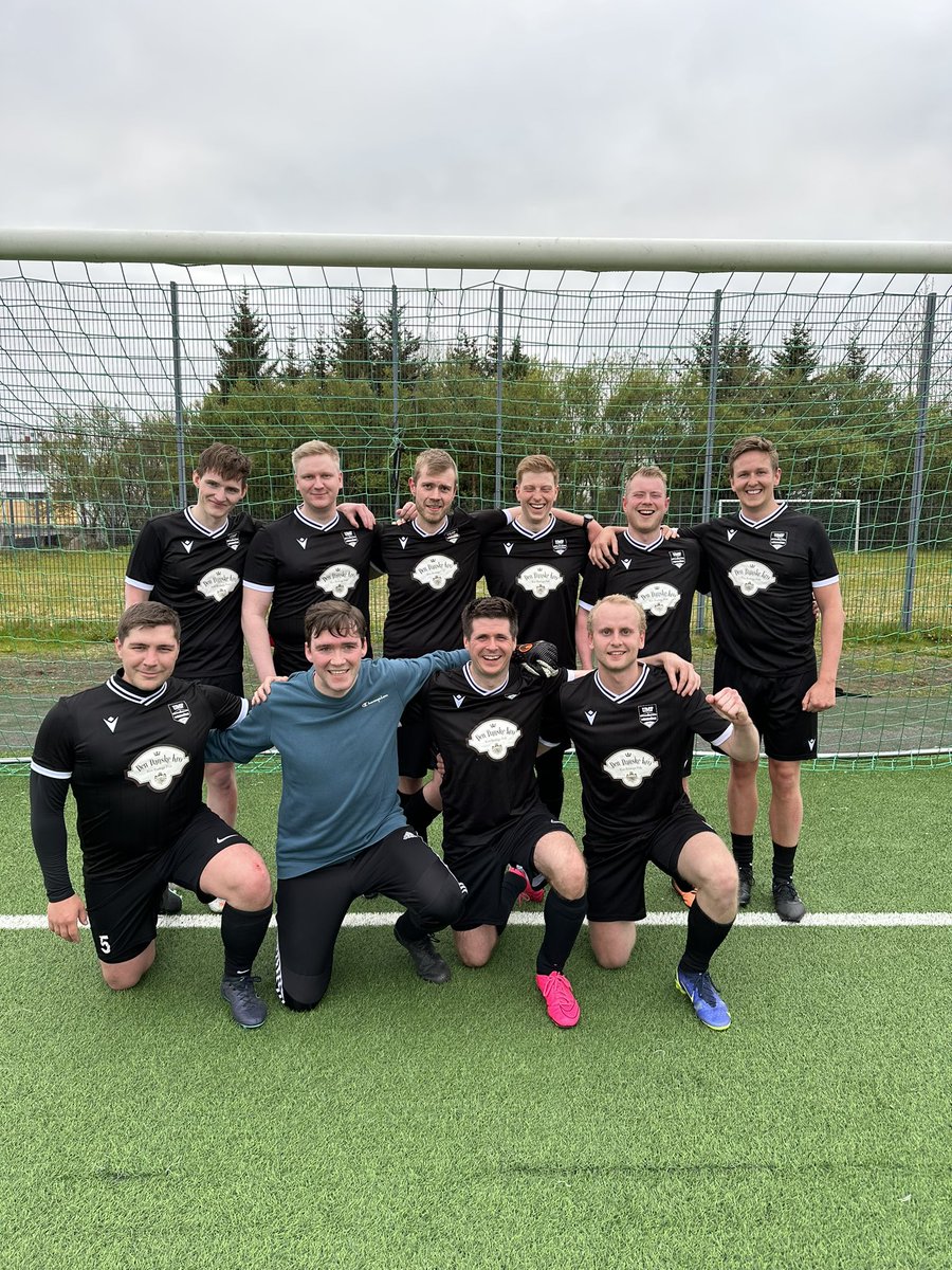 📣 - Þórsmörk frumsýndu nýja glæsilega búninga í kvöld.

Þetta lið lagði blóð, svita og tár í leikinn í kvöld. Hlupu eins og skeppnur og börðust fyrir hvorn annan.

Niðurstaðan 10-0 tap.

Ljóst er að staða Guðmundar þjálfara er undir smásjánni.