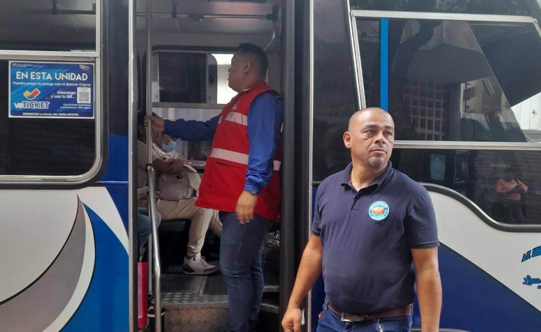 #AHORA || Los funcionarios de la oficina regional @intt_chacao, se encuentran desplegados en las diferentes paradas de transporte con el fin de supervisar el cobro de las tarifas autorizadas del pasaje.
@T_TicketVzla @veTICKET_
#IránYVenezuelaUnidas