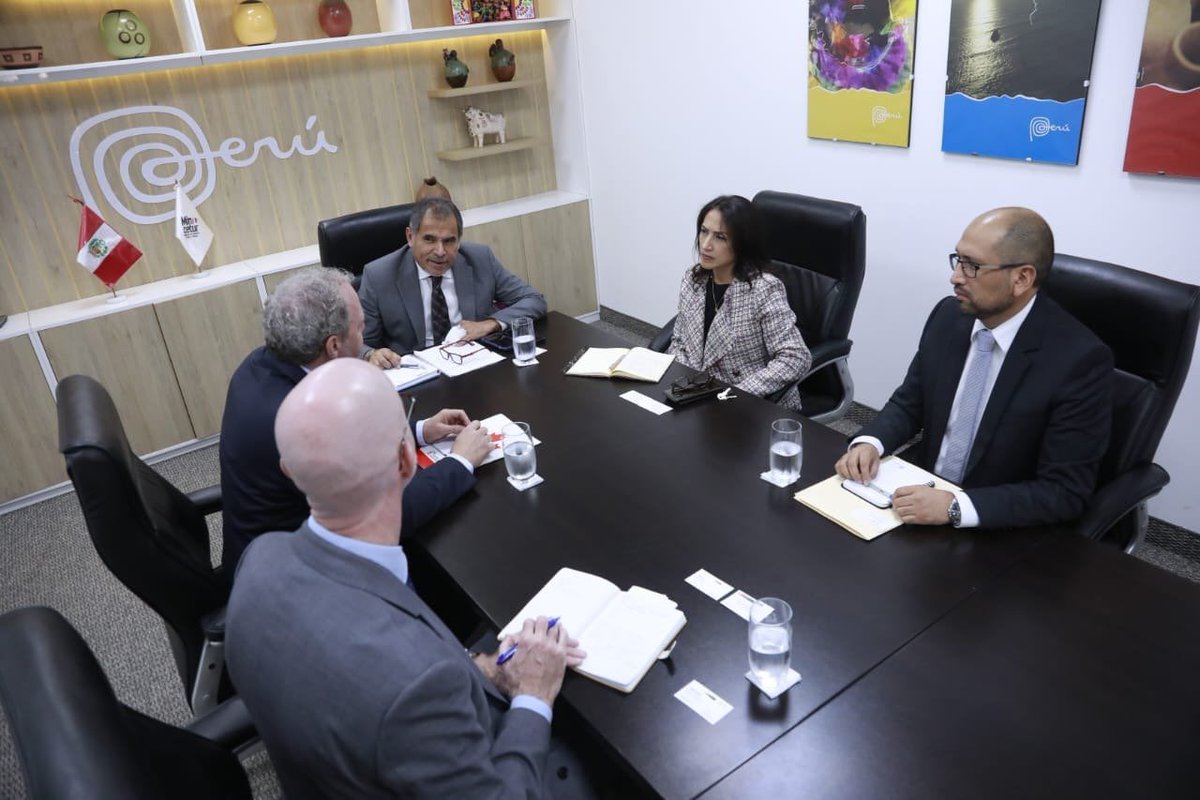 louiscmarcotte's tweet image. 🇵🇪 es el 2do socio comercial más importante de 🇨🇦 en América del Sur. Con el ministro @mathews_jc, hablamos del turismo 🇨🇦 en el 🇵🇪 y de cómo el comercio inclusivo puede beneficiar a las mujeres empresarias y a los empresarios indígenas. #APEC2024 #iPeru @A_delPacifico @MINCETUR